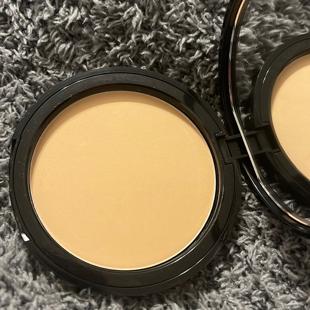 Kat Von D Makeup Setting Powder - Black and Cream - Picture 2 of 7